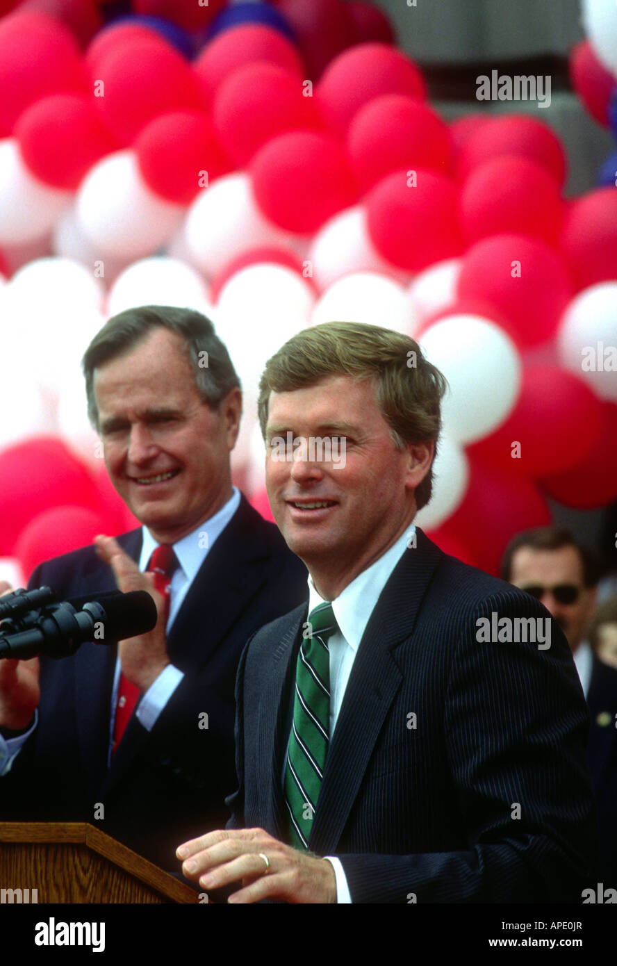 Vize-Präsident Bush und VP Kandidaten Dan Quayle bei einer Kundgebung in Indiana am Tag nach dem Ende der Republikaner im Jahr 1988 Stockfoto