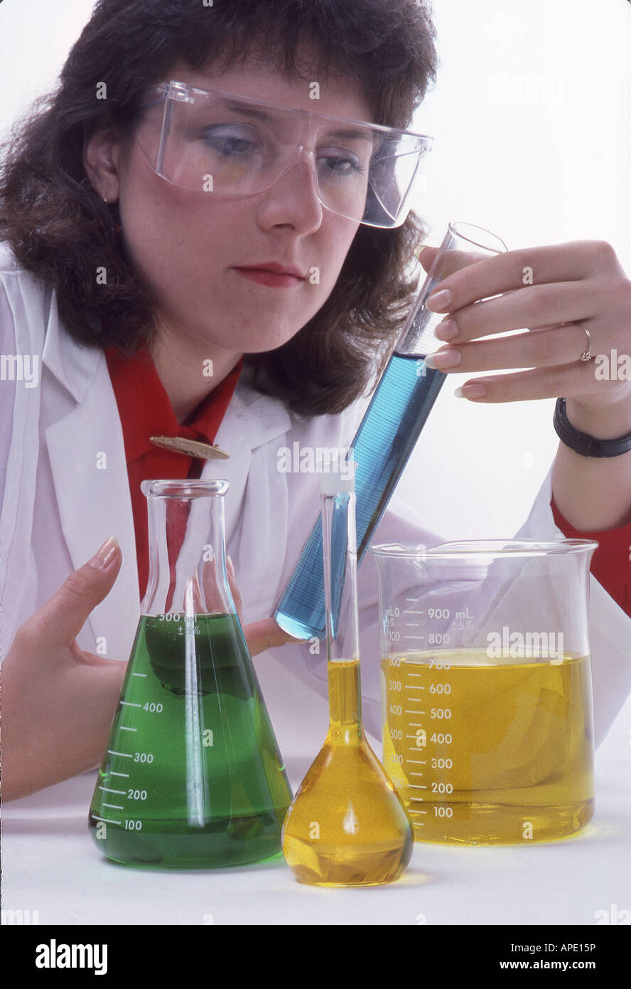 Chemiker untersucht Flüssigkeit im Zylinder Stockfoto