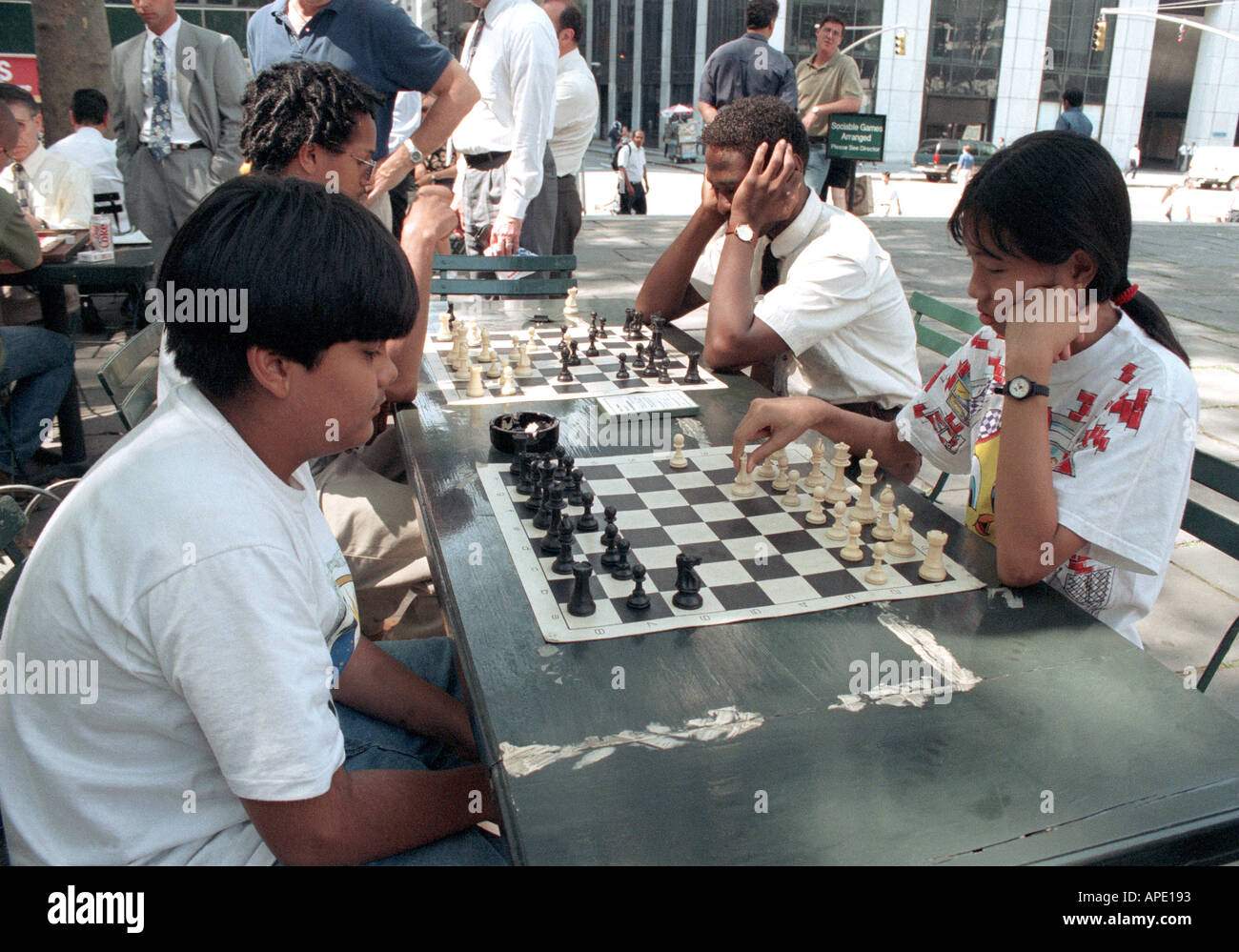 Besucher zum Bryant Park während der Mittagszeit spielen Schach an Ups zur Verfügung gestellt durch die Parks Dept Stockfoto
