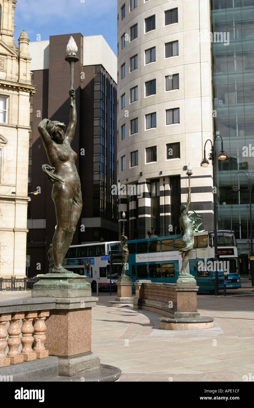 City Square Leeds mit weiblichen Statuen im klassischen Stil Stockfoto