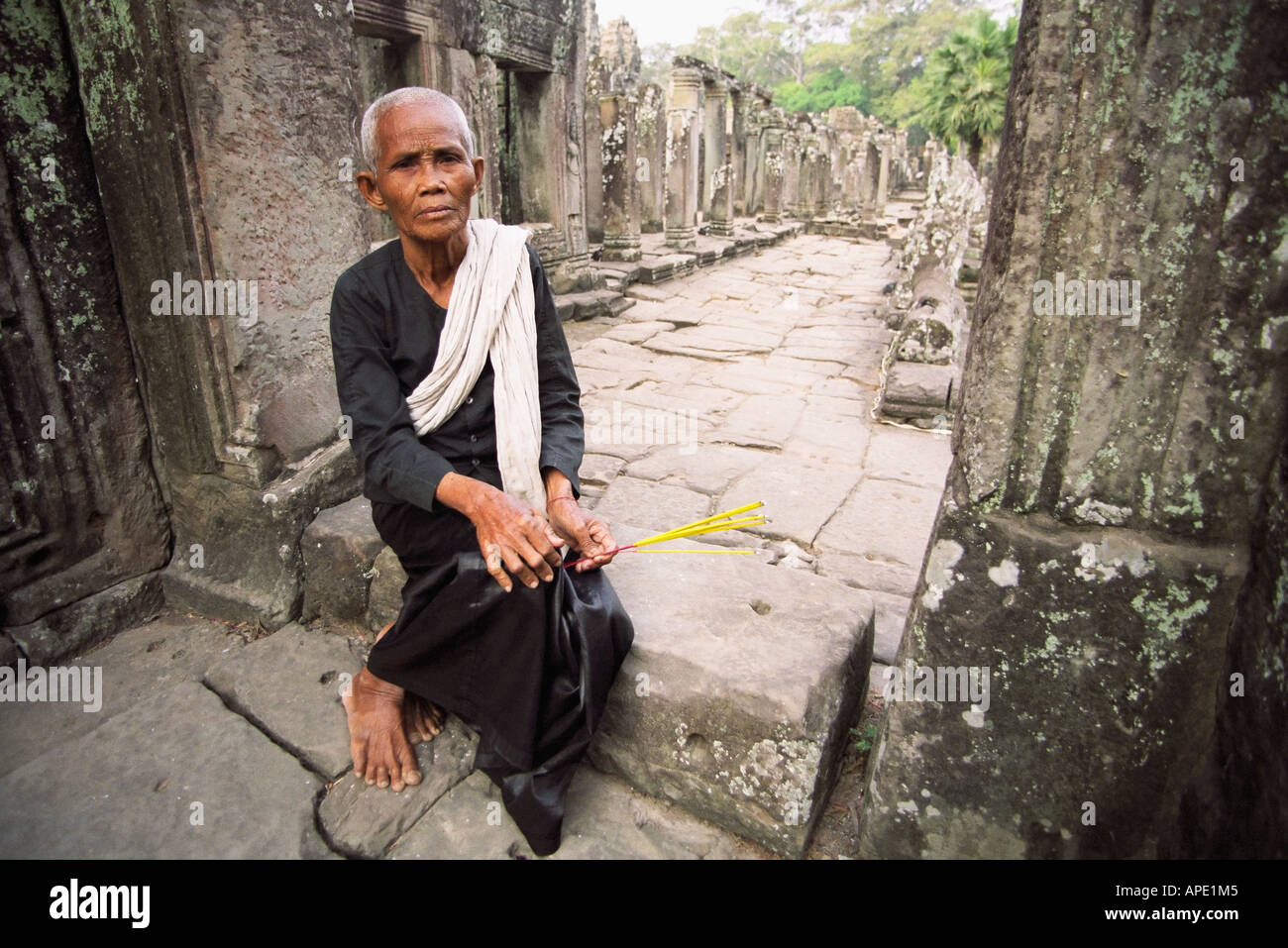 Frau sitzt In der Bayon, Angkor Stockfoto