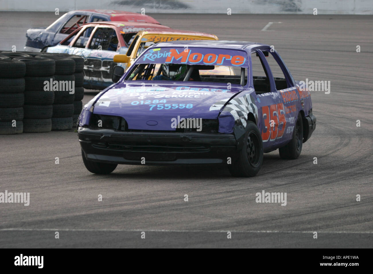 V8-Nascar Art Lager Rennwagen auf einer Querneigung ovalen Strecke Stockfoto