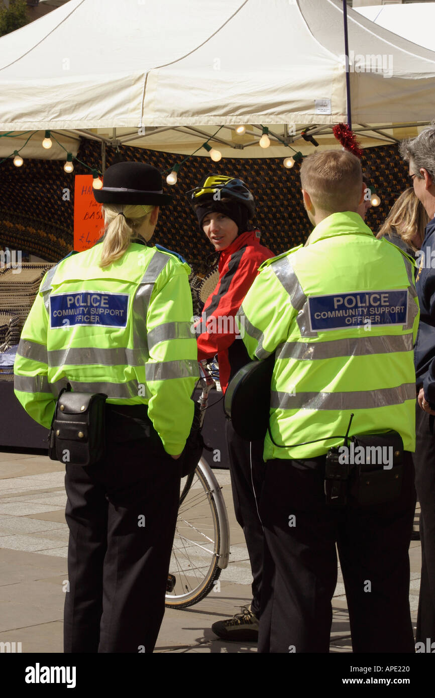 Police Community Support Officers Gespräch mit einem Mitglied der Öffentlichkeit auf ein outdoor-event Stockfoto