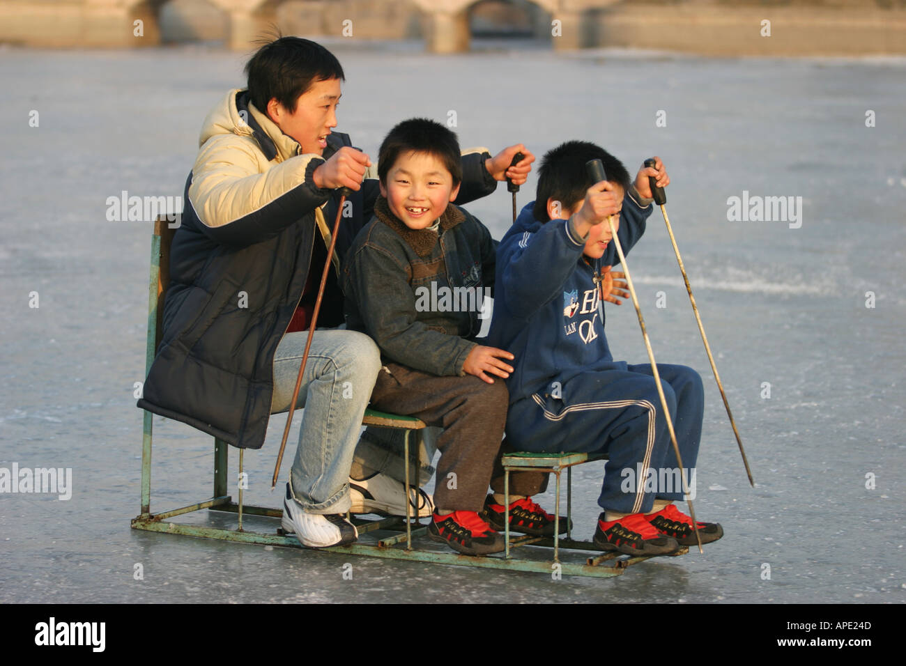 Winter-Stuhl, Schlittschuhlaufen auf dem zugefrorenen Houhai See in Peking Stockfoto