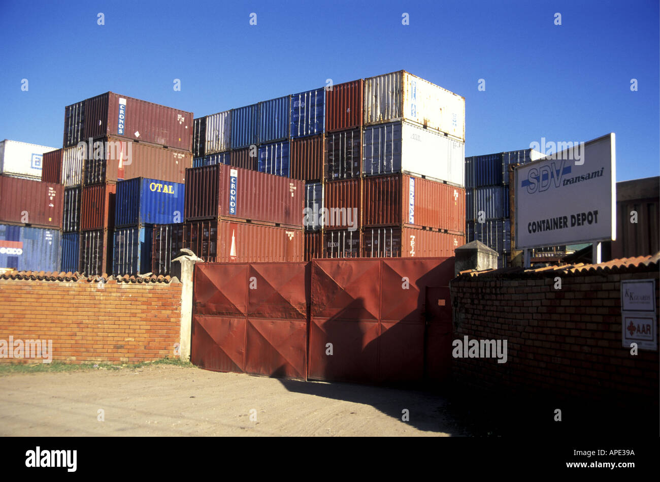 SDV-Transami-Container-Lagerhaus in der Nähe von Kilindini Hafen oder Hafen Mombasa Kenia in Ostafrika Stockfoto