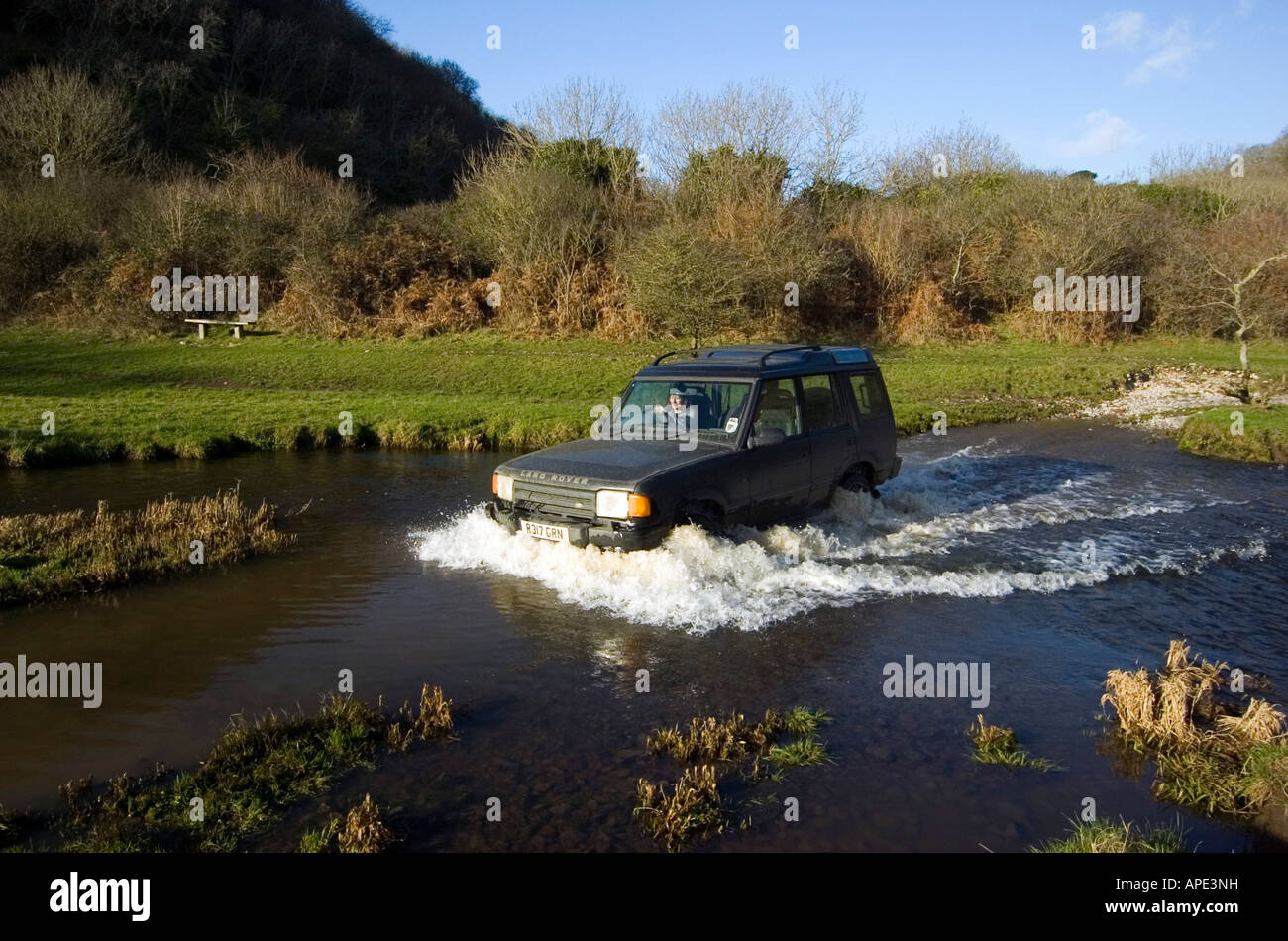 4 x 4 Auto fahren durch einen Fluss. Stockfoto