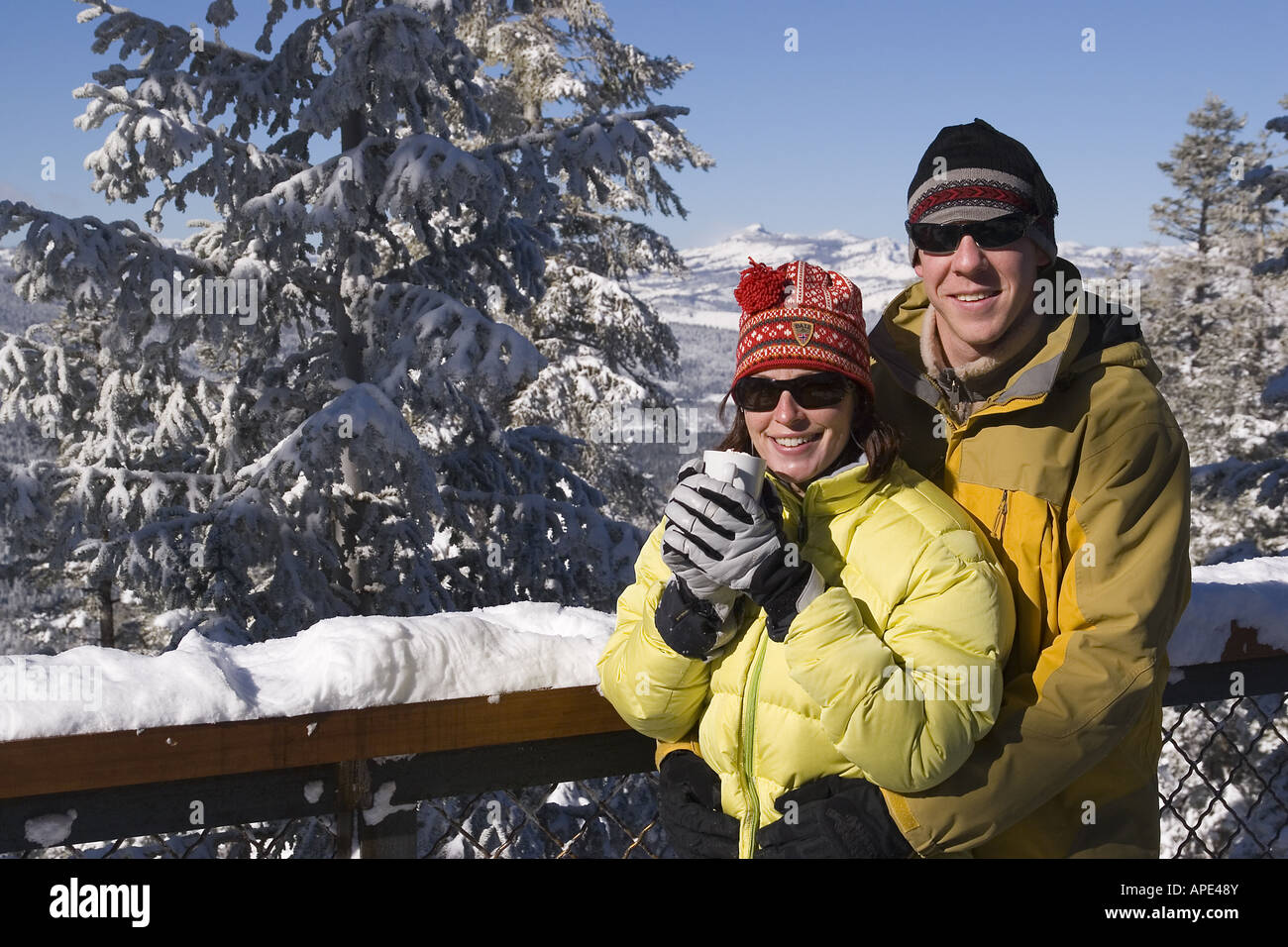 Ein paar heiße Trinkschokolade an Deck eine Ski-Hütte an einem verschneiten Tag im Northstar in der Nähe von Lake Tahoe. Stockfoto