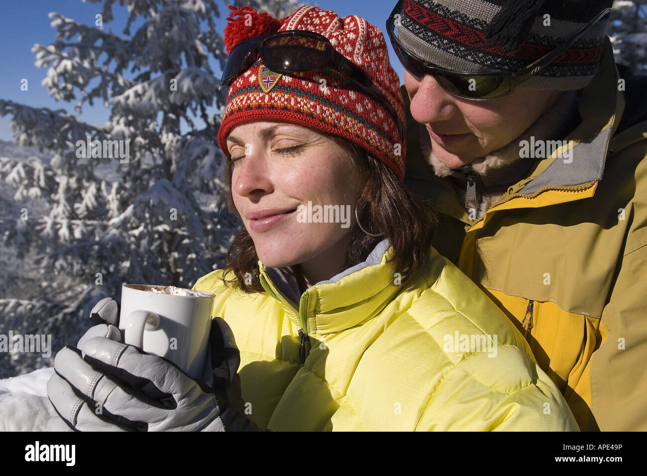 Ein paar heiße Trinkschokolade an Deck eine Ski-Hütte an einem verschneiten Tag im Northstar in der Nähe von Lake Tahoe. Stockfoto