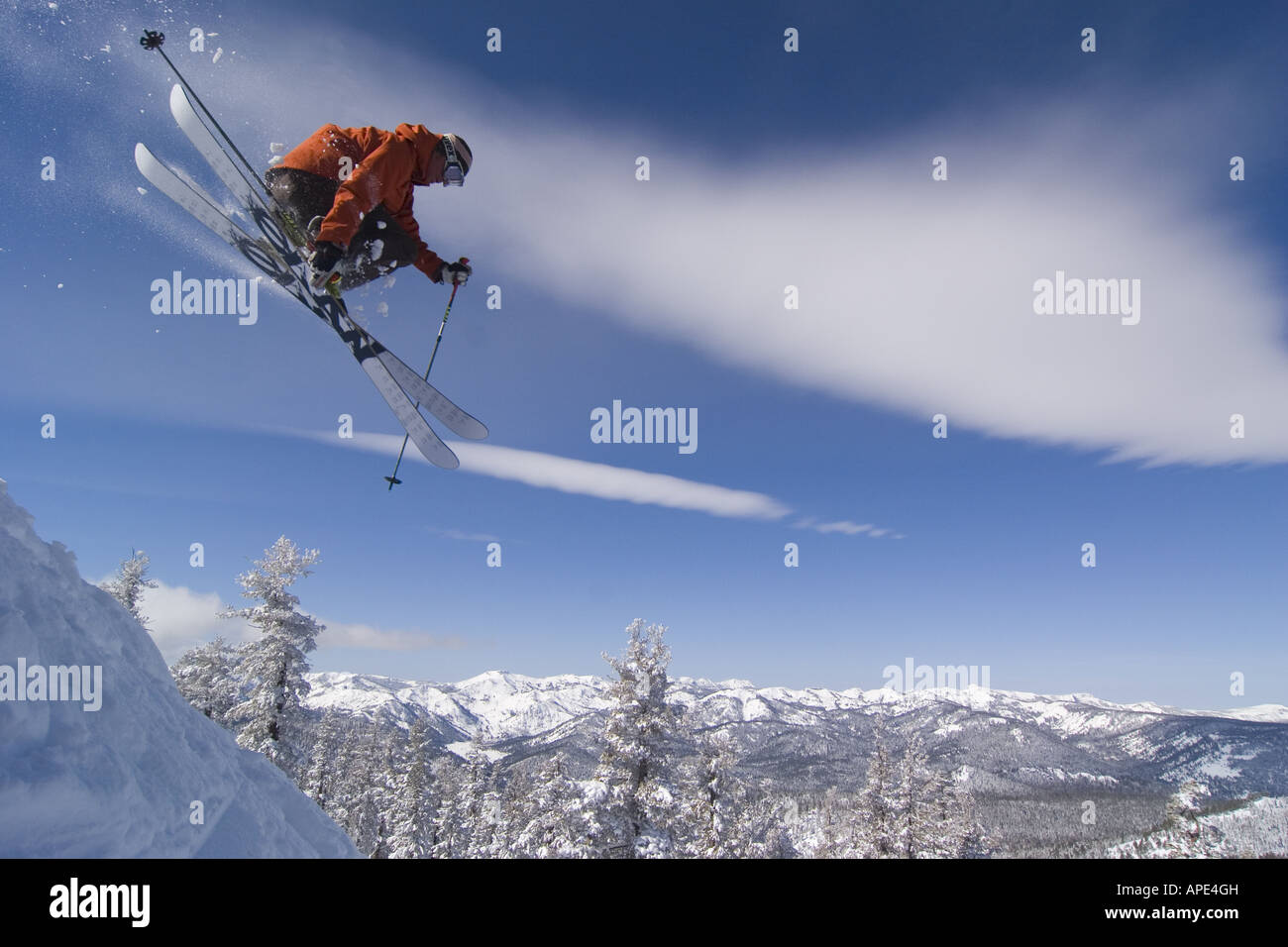 Ein Mann springt auf Skiern Northstar im Skigebiet in der Nähe von Lake Tahoe in Kalifornien Stockfoto