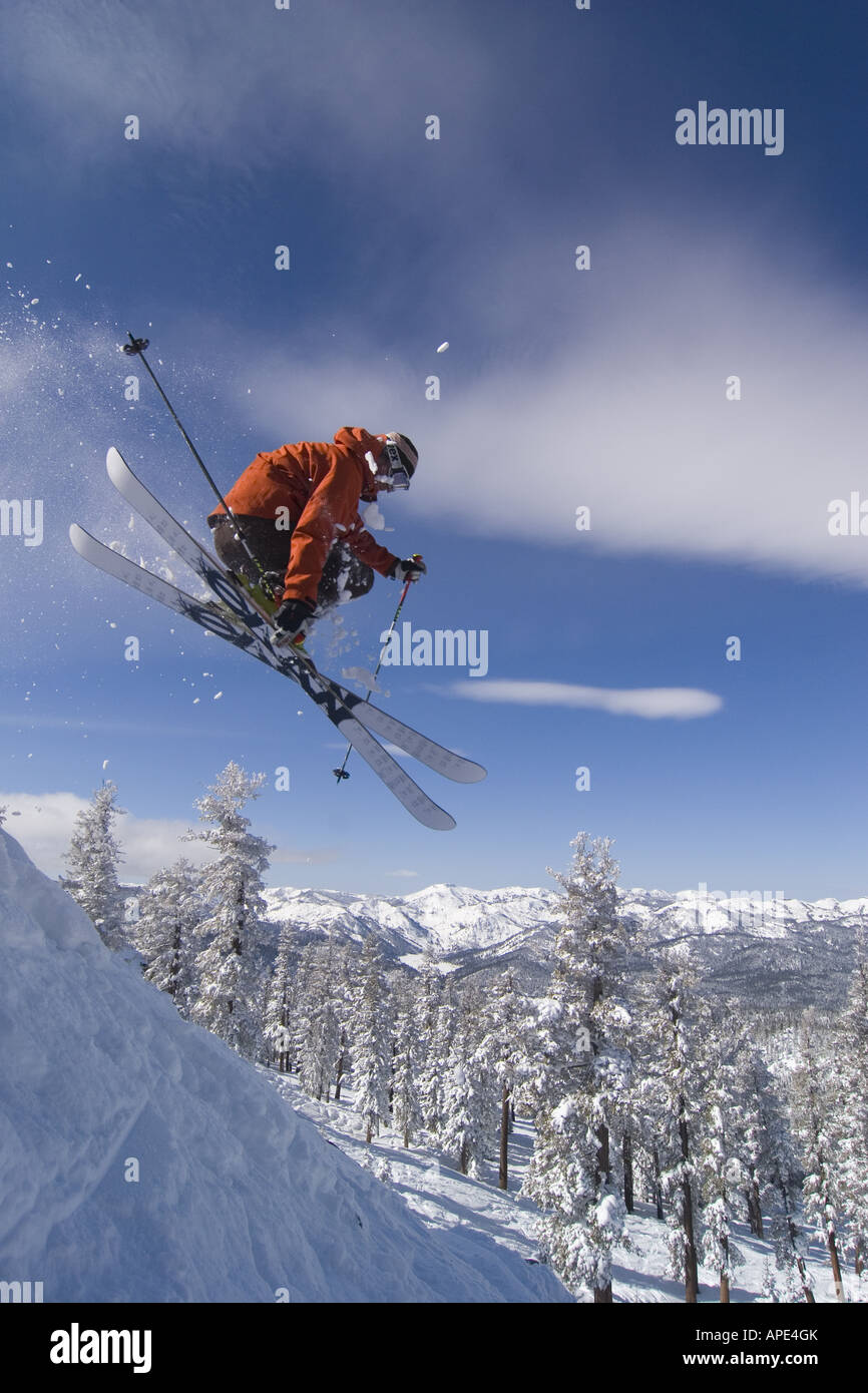 Ein Mann springt auf Skiern Northstar im Skigebiet in der Nähe von Lake Tahoe in Kalifornien Stockfoto