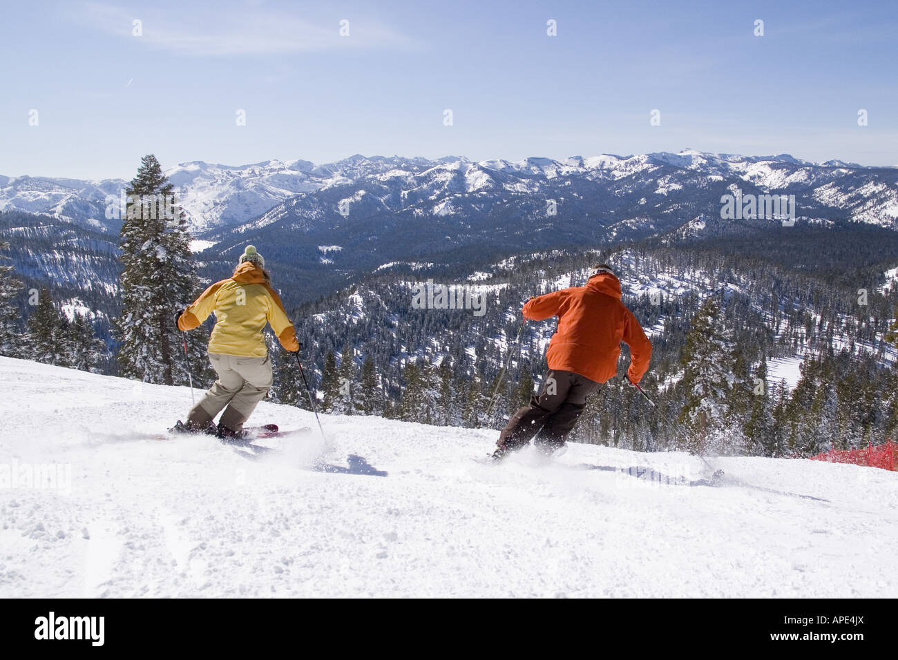 Zwei Personen auf einer präparierten Ski laufen im Northstar Skigebiet in der Nähe von Lake Tahoe in Kalifornien Stockfoto