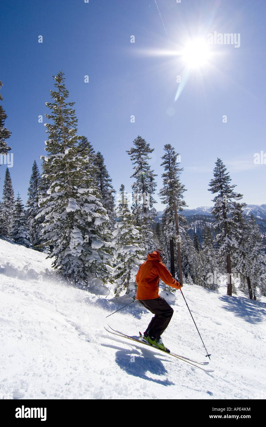 Ein Mann auf einer präparierten Ski laufen im Northstar Skigebiet in der Nähe von Lake Tahoe in Kalifornien Stockfoto
