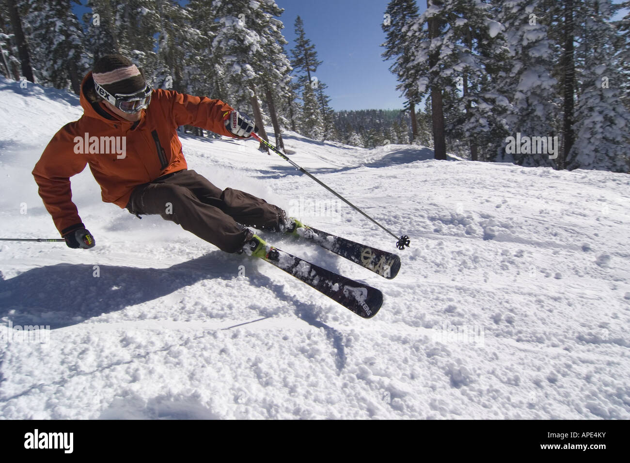 Ein Mann auf einer präparierten Ski laufen im Northstar Skigebiet in der Nähe von Lake Tahoe in Kalifornien Stockfoto