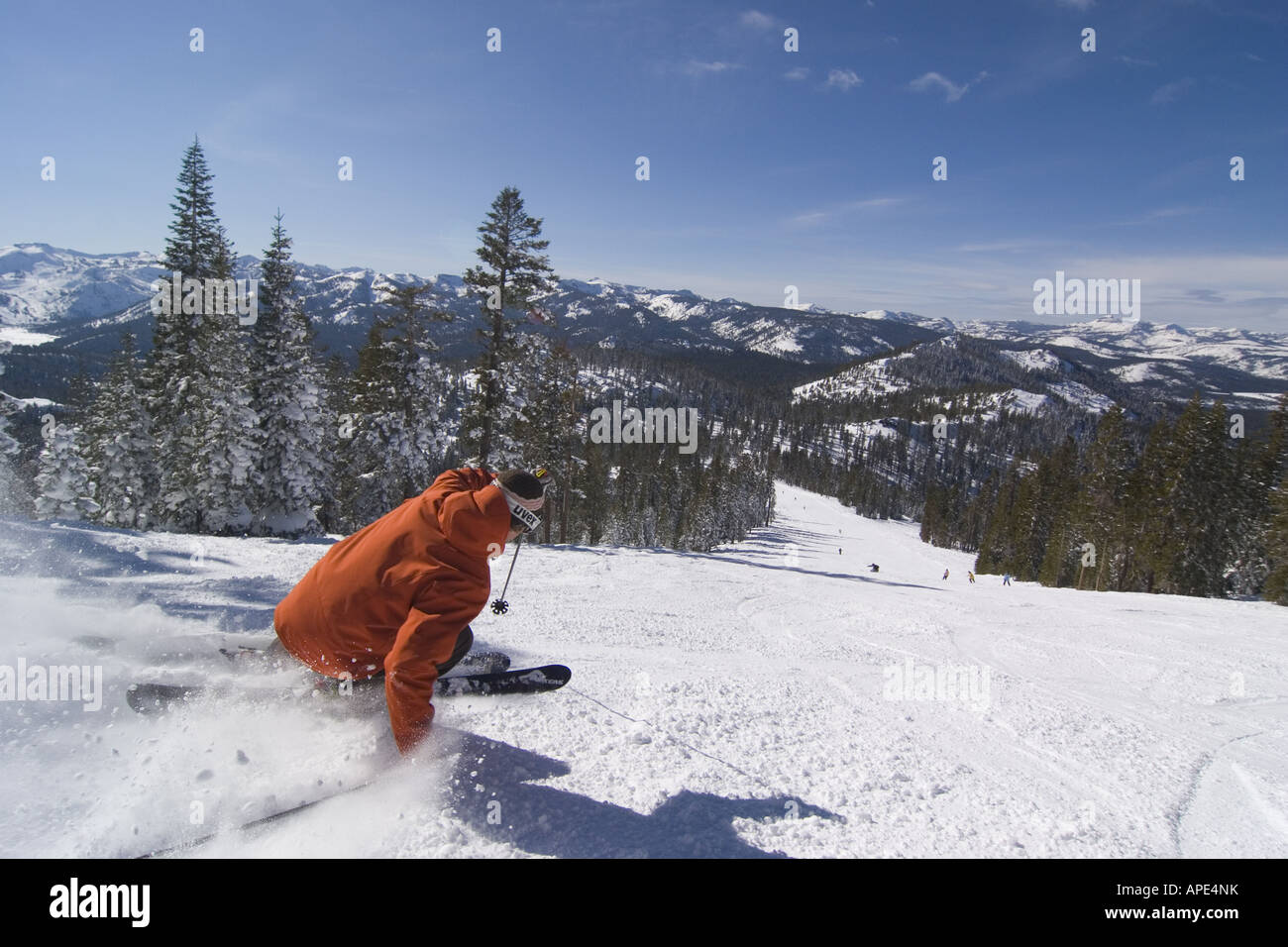 Ein Mann auf einer präparierten Ski laufen im Northstar Skigebiet in der Nähe von Lake Tahoe in Kalifornien Stockfoto