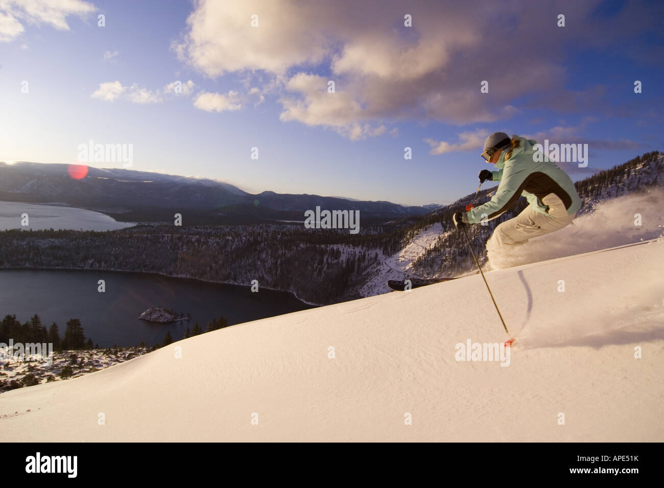 Eine Frau Skifahren Pulverschnee bei Sonnenaufgang über Emerald Bay am Lake Tahoe in Kalifornien Stockfoto