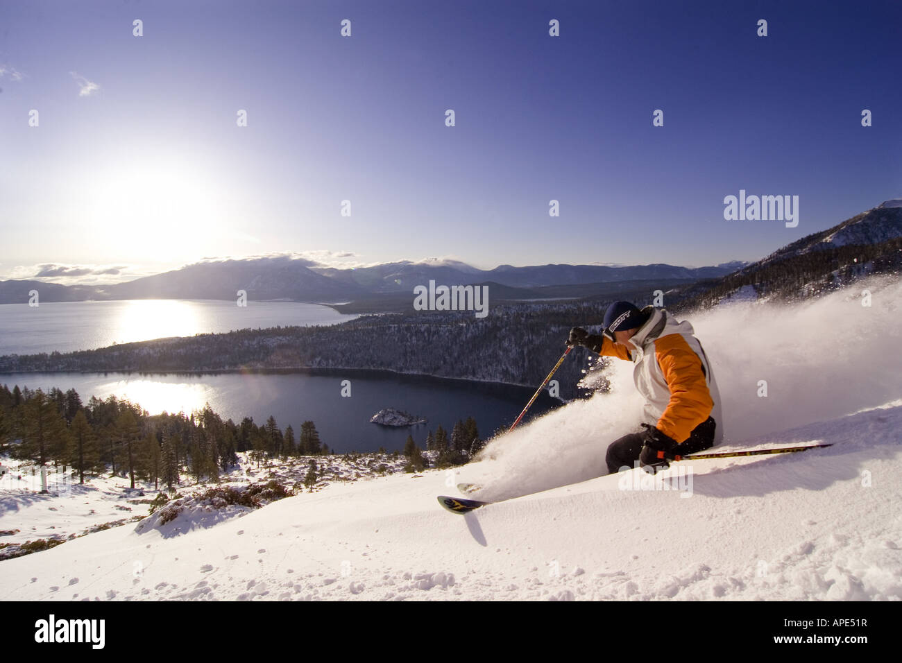 Ein Mann Skifahren Pulverschnee bei Sonnenaufgang über Emerald Bay am Lake Tahoe in Kalifornien Stockfoto