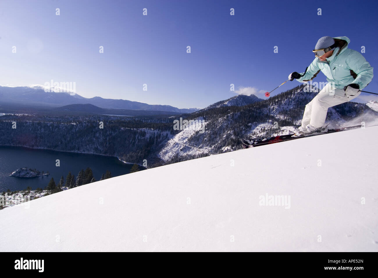 Eine Frau Skifahren Pulverschnee bei Sonnenaufgang über Emerald Bay am Lake Tahoe in Kalifornien Stockfoto