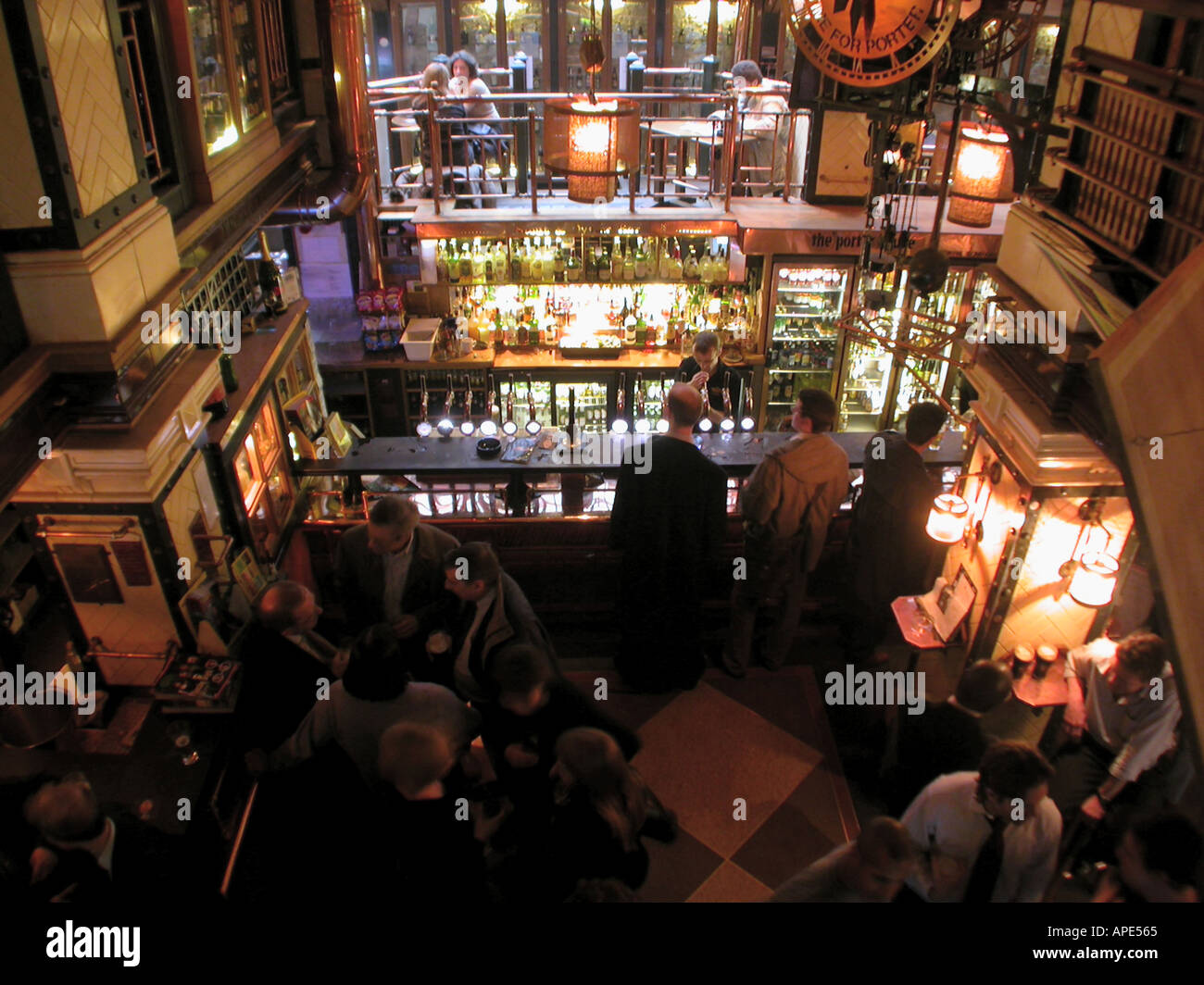 einem belebten Bar im Londoner Covent Garden in der Nacht Stockfoto