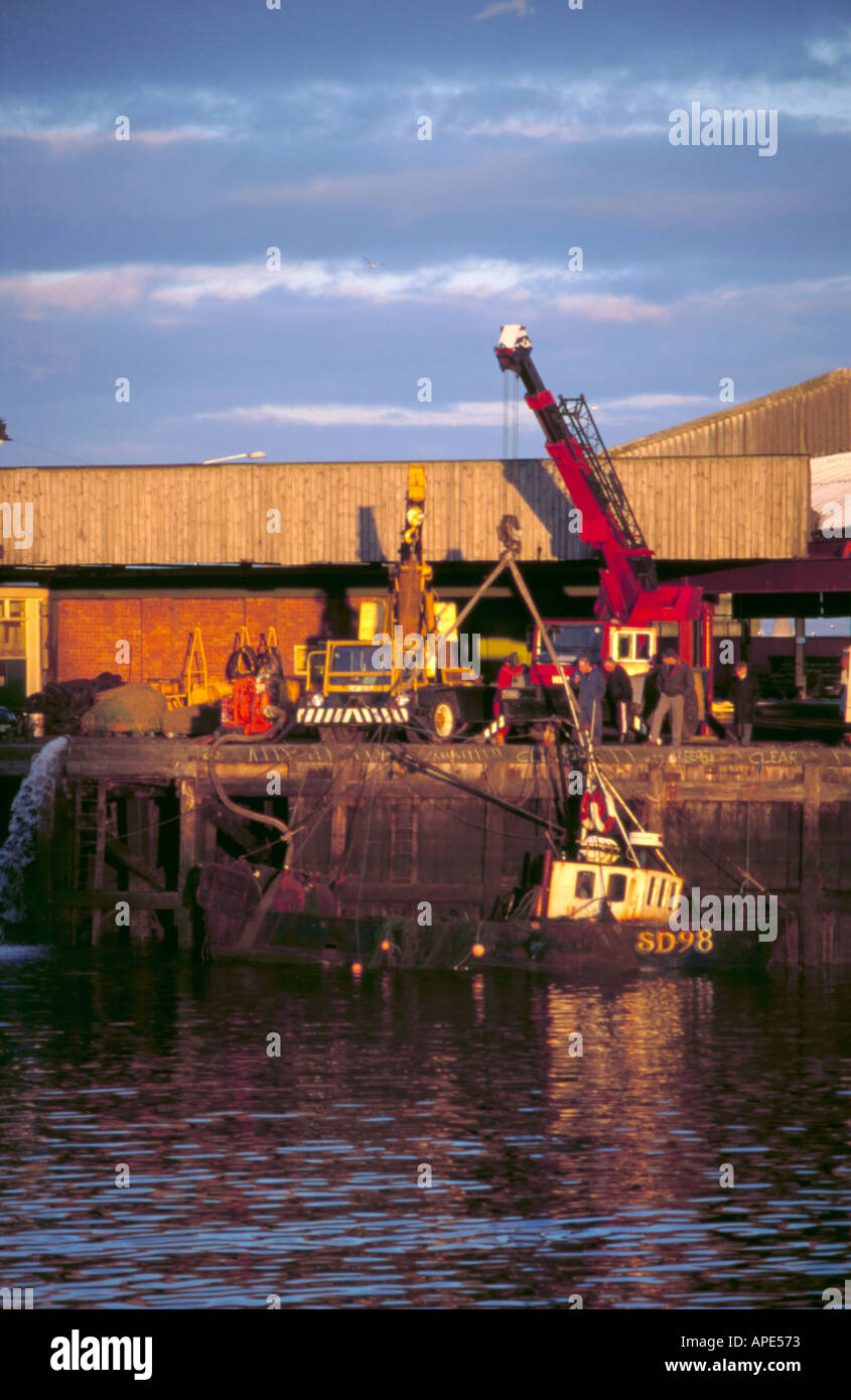Versunkenes Fischerboot mit hydraulische Mobilkrane ausgelöst wird. Stockfoto
