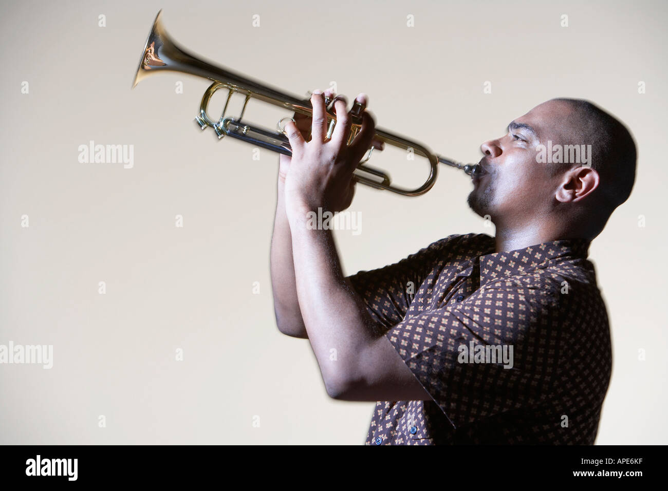 Man spielt Trompete, close-up, Seitenansicht Stockfoto