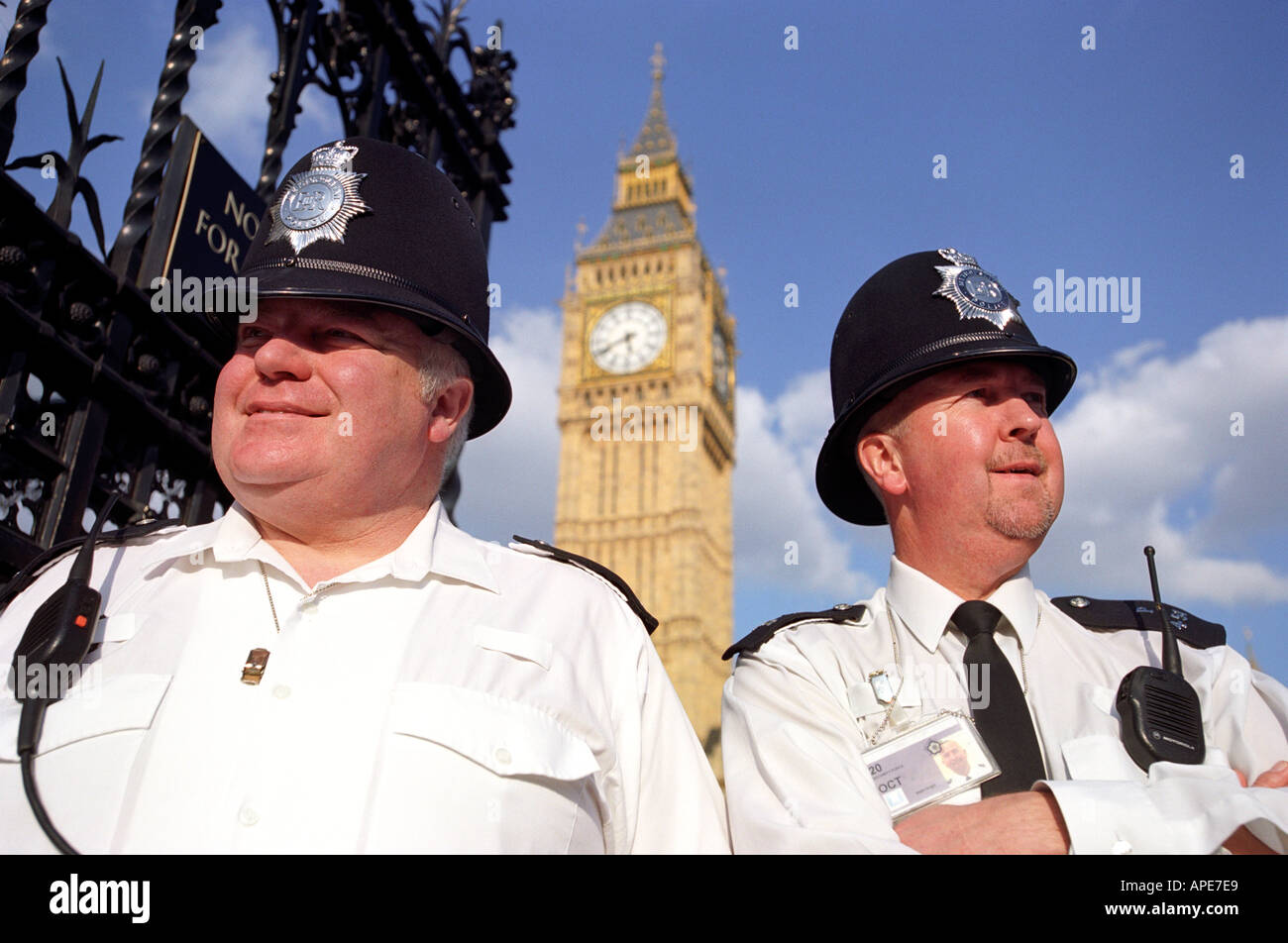 Polizisten außerhalb der Houses of Parliament mit Big Ben in London England UK Stockfoto