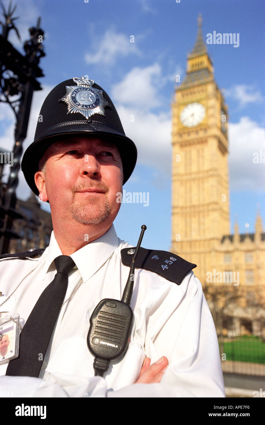 Polizist außerhalb der Houses of Parliament mit Big Ben in London England UK Stockfoto