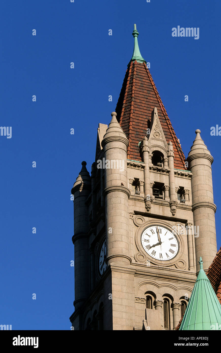 GLOCKENTURM DER HISTORISCHEN GRENZSTEIN-MITTE IM BEREICH REIS PARK ST. PAUL, MINNESOTA. SOMMER Stockfoto