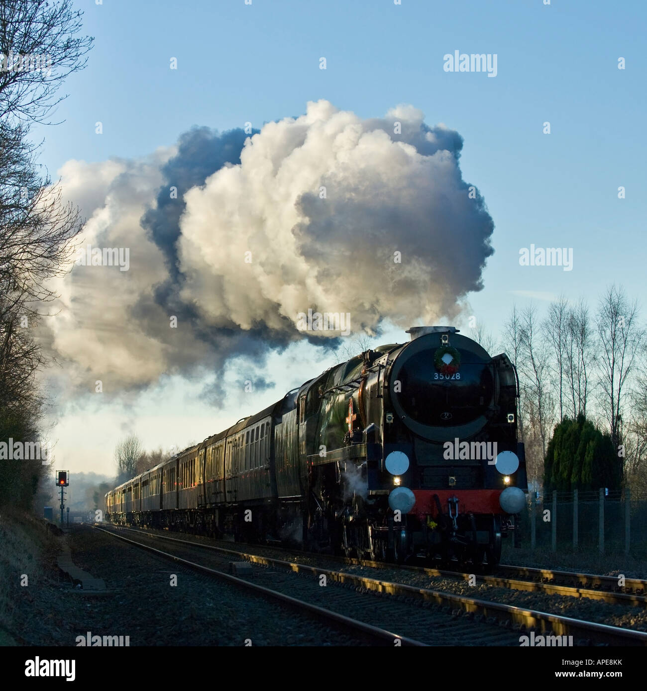 35028 Clan Line Dampflokomotive in der Nähe von Shalford auf der Rückseite zur London Victoria Station aus Guildford Surrey England UK Stockfoto
