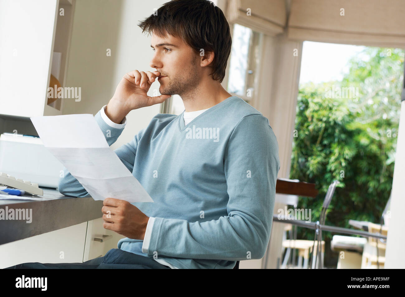 Man Betrieb Rechnung, besorgt auf der Suche Stockfoto