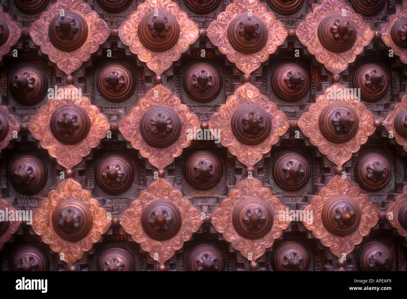 Metall-Nieten schützen eine Tür Shekhewati Rajasthan Indien Stockfoto