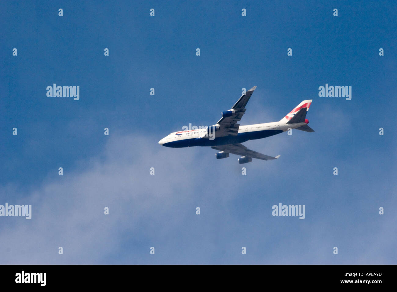 BA-Jet Flugzeug in der Luft gegen blauen Himmel Stockfoto