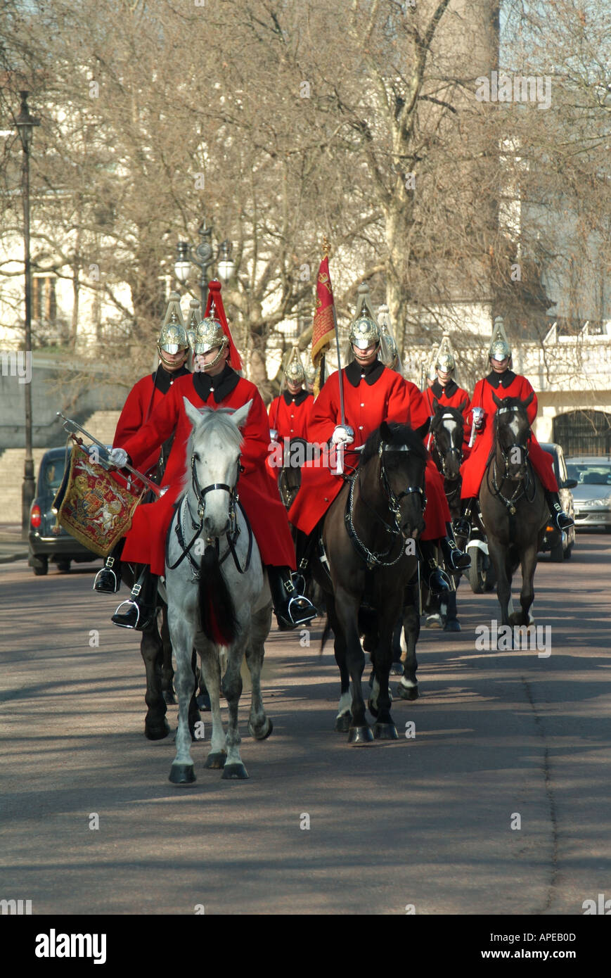 Eine Truppe des Household Cavalry Mounted Regiment The Life Guards at Work kam in Wintermänteln zur Wachwechselzeremonie in London England Großbritannien an Stockfoto