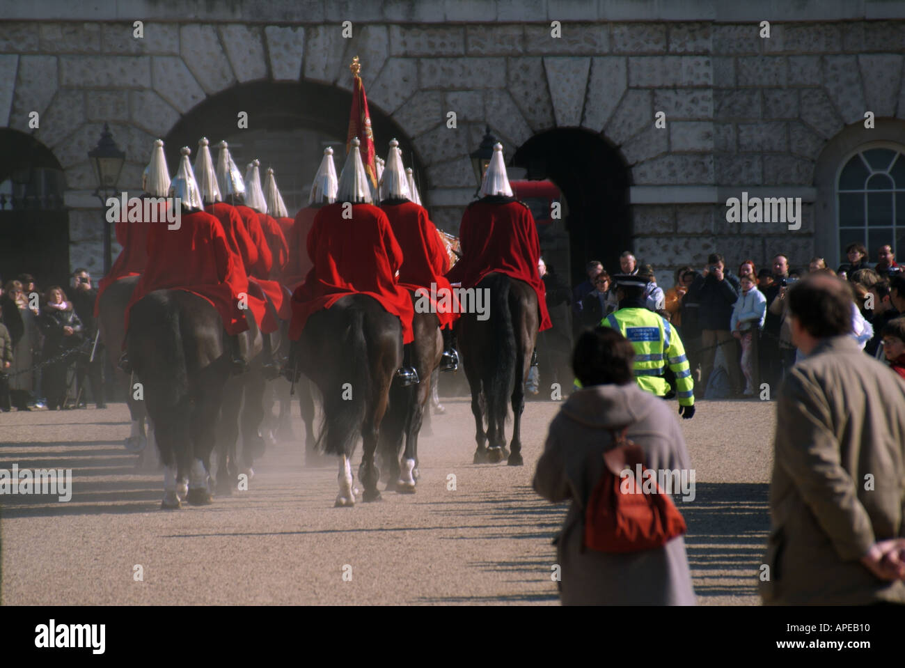 Horse Guards Parade in London-Truppe von der Haushalt Kavallerie montiert Regiment The Life Guards Ankunft Wachablösung Stockfoto