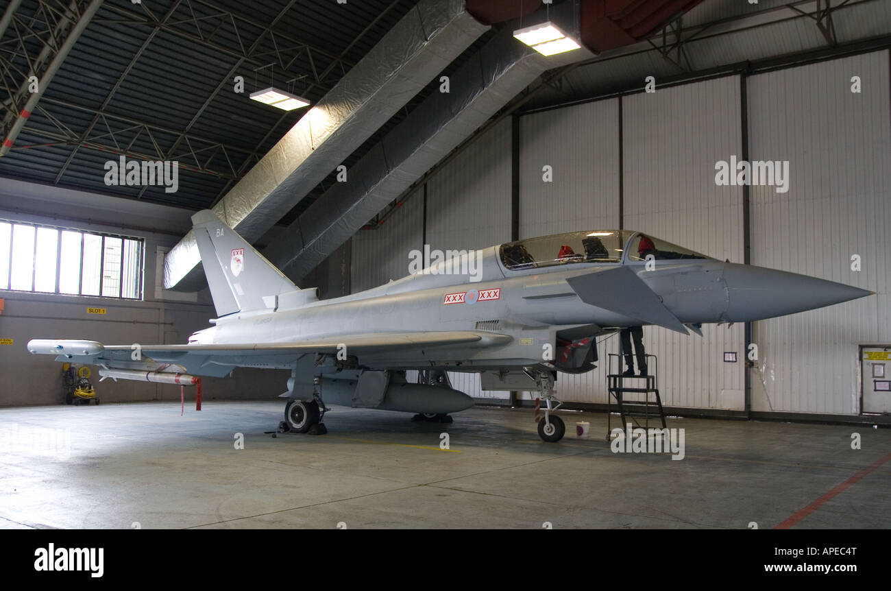 Eurofighter Typhoon in Hangar Wartungsarbeiten durchgeführt Stockfoto