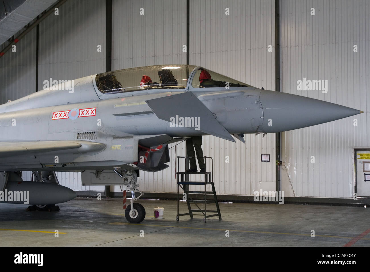 Eurofighter Typhoon in Hangar Wartungsarbeiten durchgeführt Stockfoto