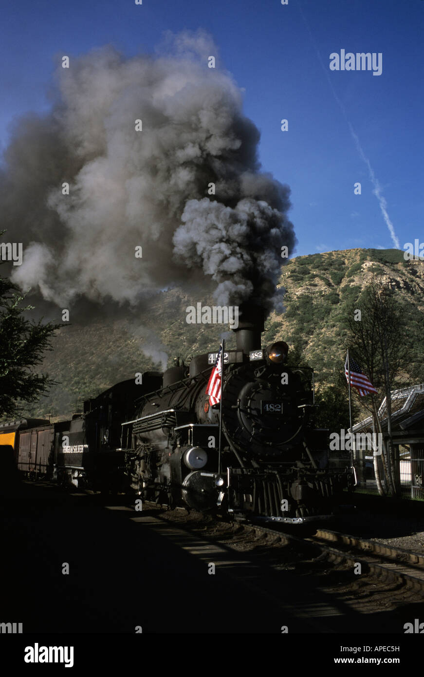 Eine Dampfmaschine verlässt die Station in Durango, Colorado. Stockfoto