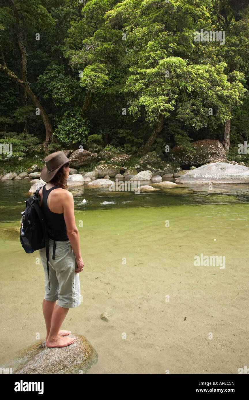 Frau in Akubra und Mossman River Mossman Gorge Daintree Nationalpark Nord-Queensland-Australien Stockfoto