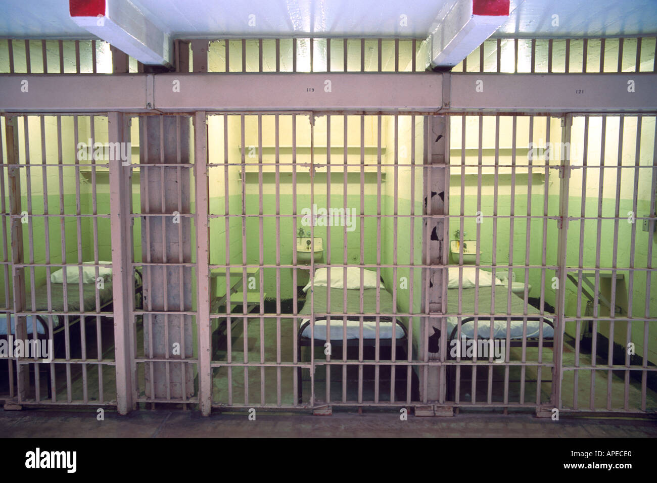 Bars Eisentür und Bett in Gefangene Gefängnis Zelle Zeile im wichtigsten Zellblock Alcatraz Insel Bucht von San Francisco Kalifornien Stockfoto