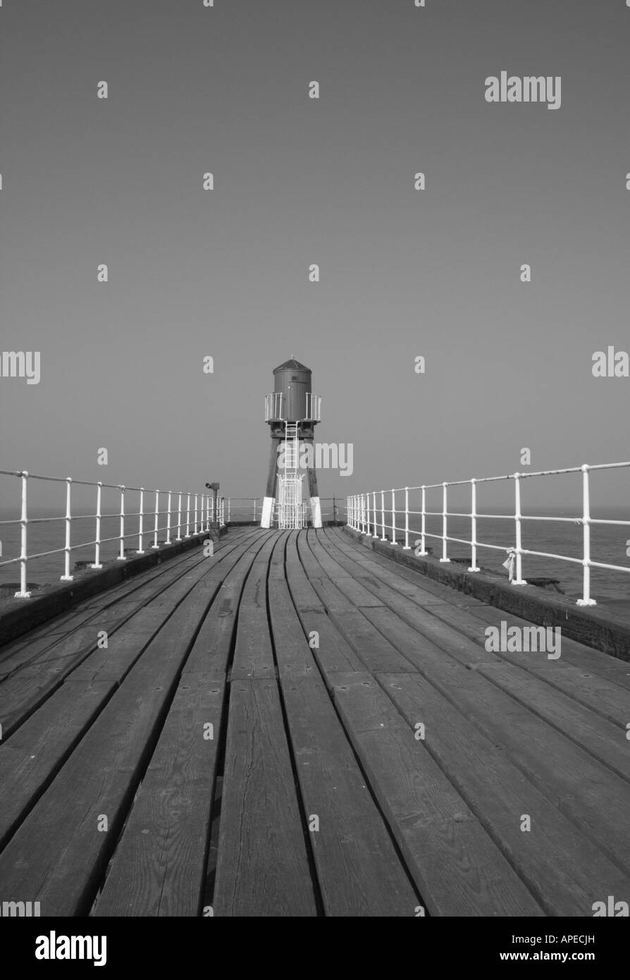 Blick entlang Nordpier Whitby, Yorkshire Stockfoto