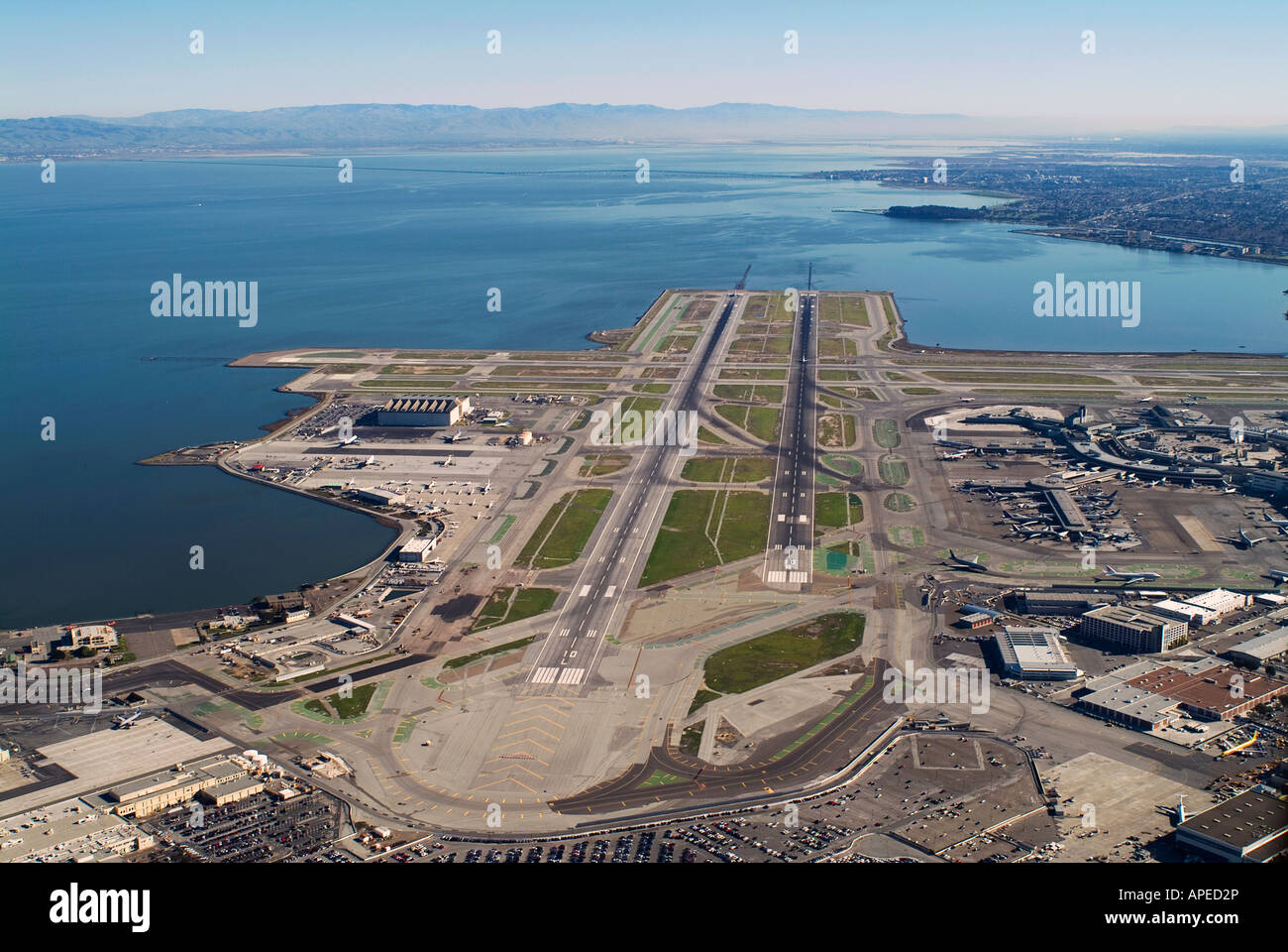 Antenne über San Francisco International Flughafen SFO Stockfoto