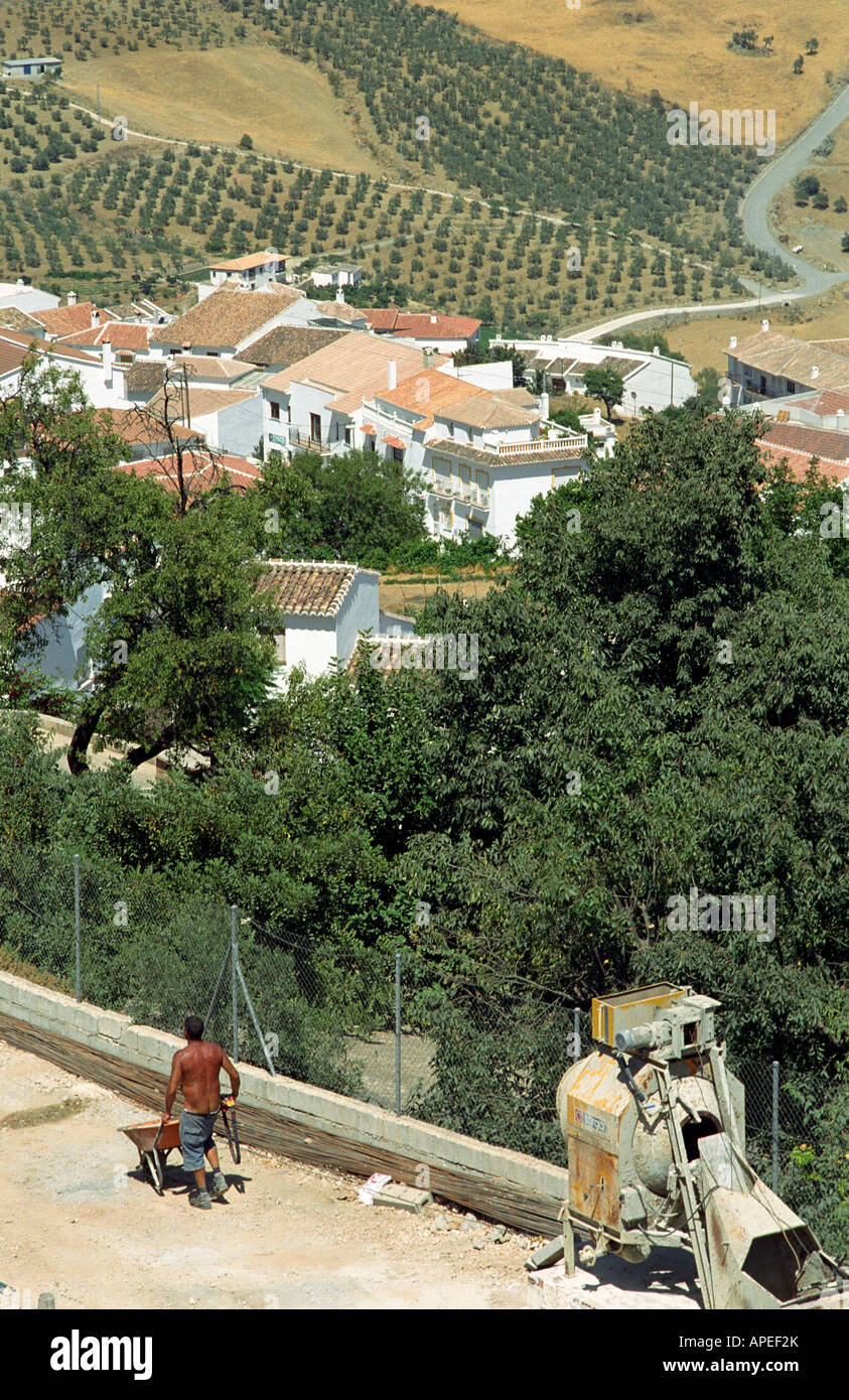 Constuction Arbeiter auf der Baustelle der neuen Häuser in der Nähe der Ortschaft Casarabonella Andalusien Malaga Provinz Spanien Stockfoto