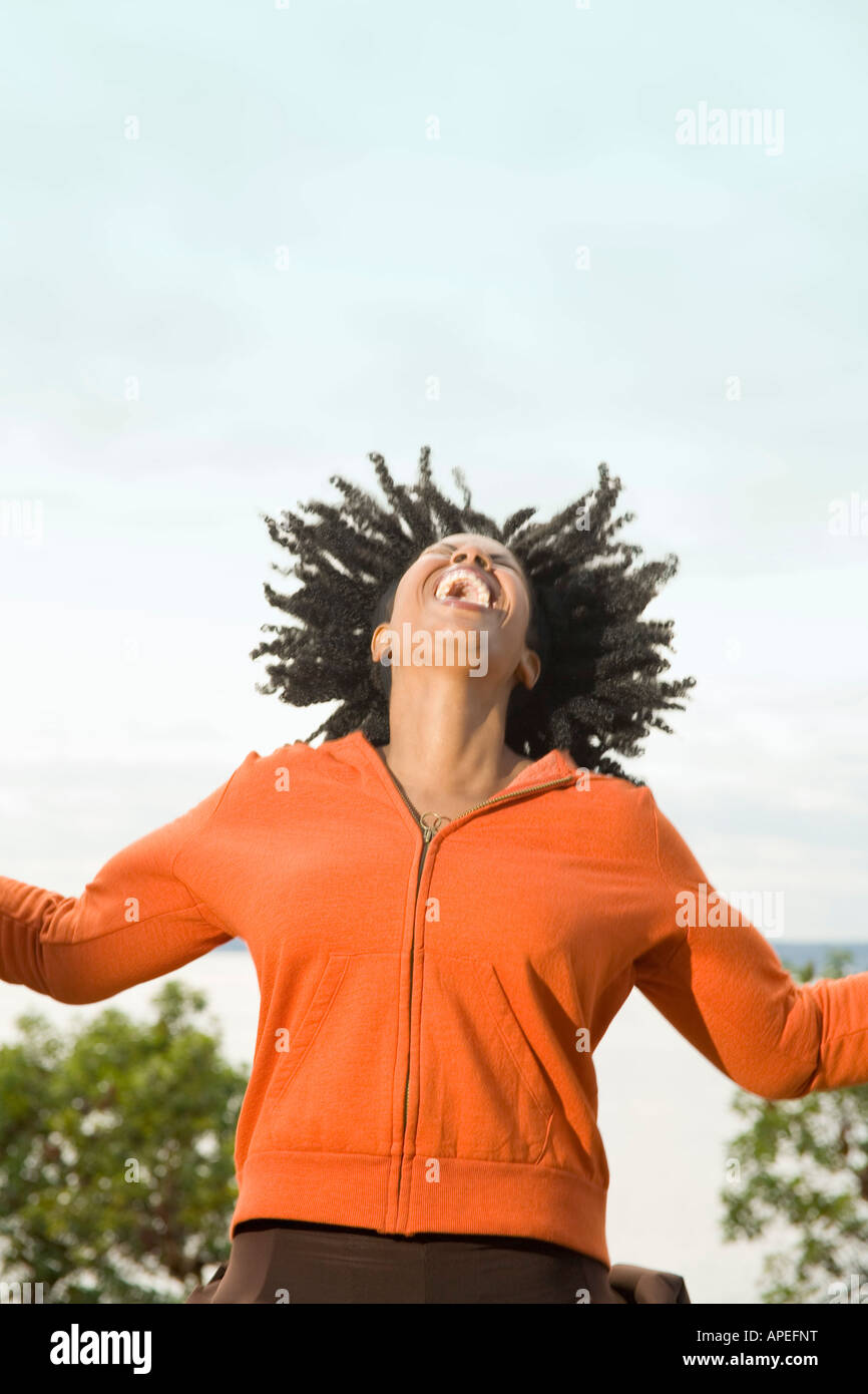 Afrikanerin mit Kopf in den Nacken zu lachen Stockfoto