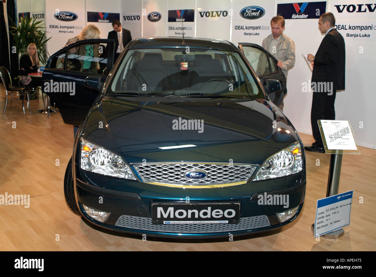 Verkäufer zeigt Kunden ein Ford Mondeo auf in einem Autohaus Stockfoto