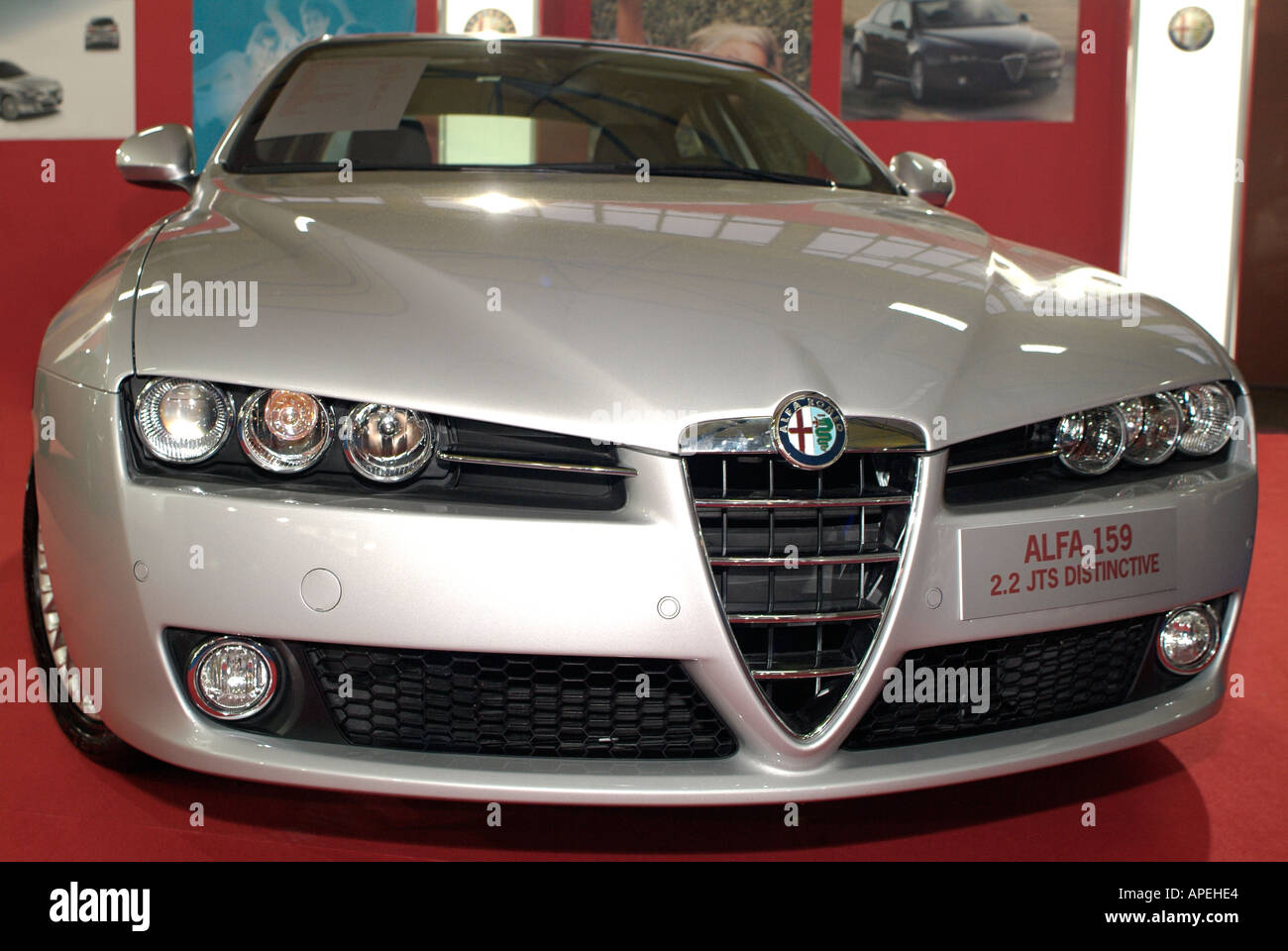 Metallisches Silber Alfa Romeo 159 auf dem Display in einem Autohaus Stockfoto