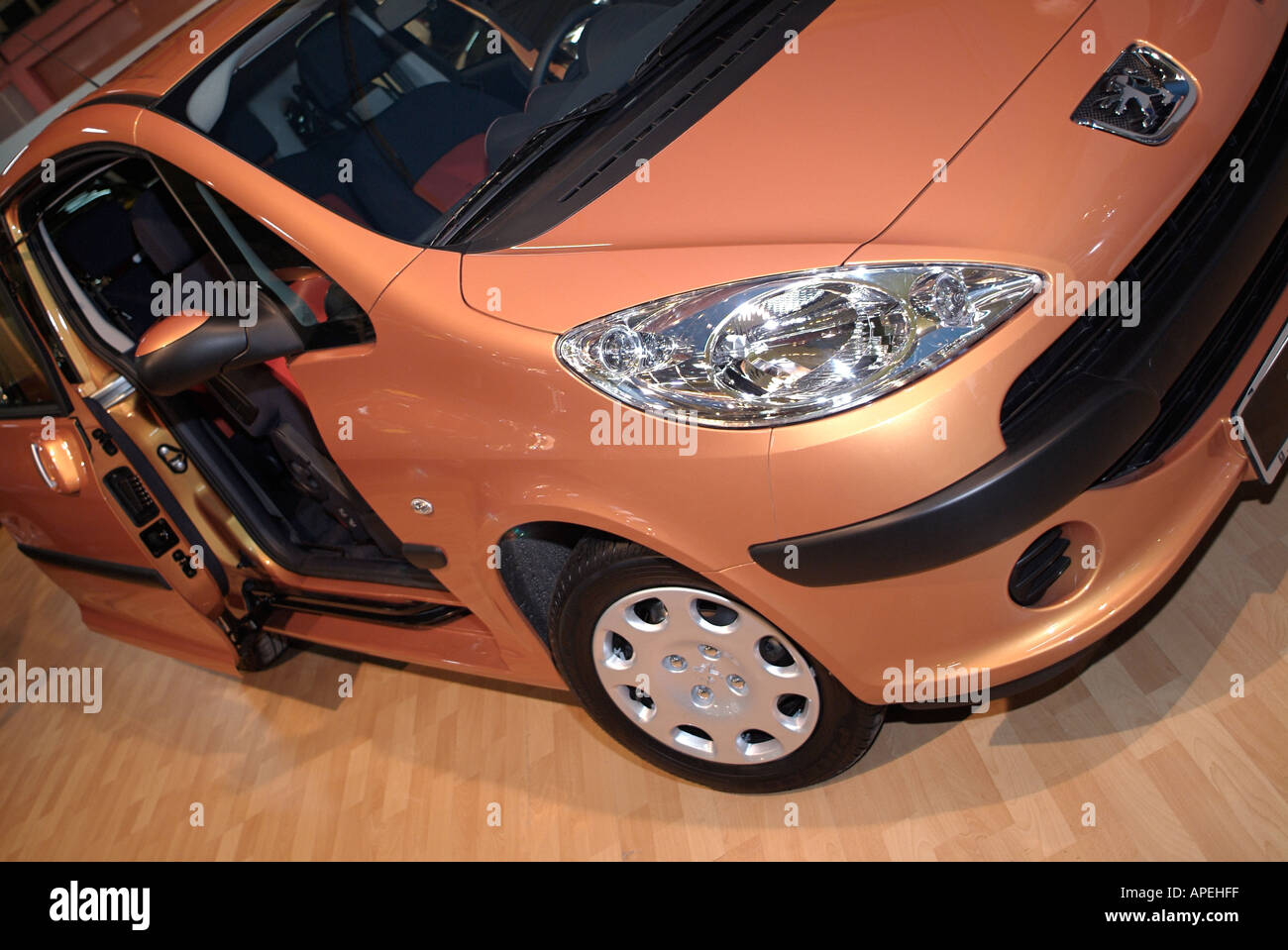 Metallische Bronze Peugeot 1007 Minivan auf dem Display an einer Auto-show Stockfoto