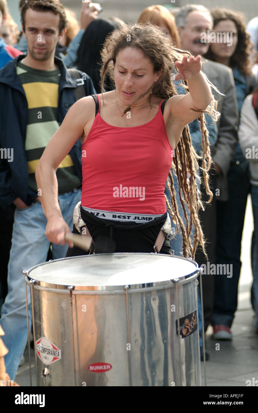 Weibliche Schlagzeuger, die Live auf einer Stadtstraße Stockfoto
