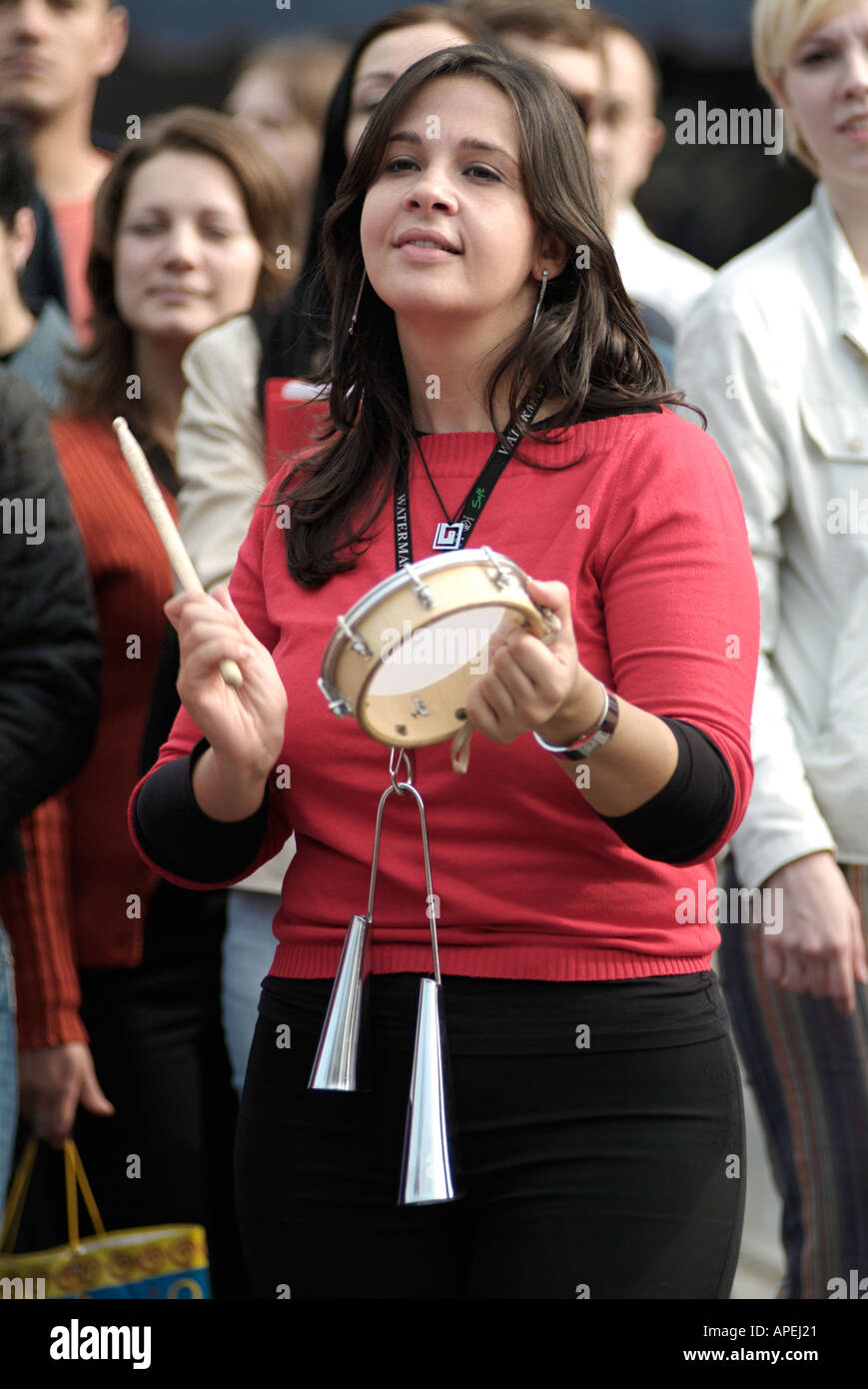 Weibliche Tambourinist, die Live auf einer Stadtstraße Stockfoto