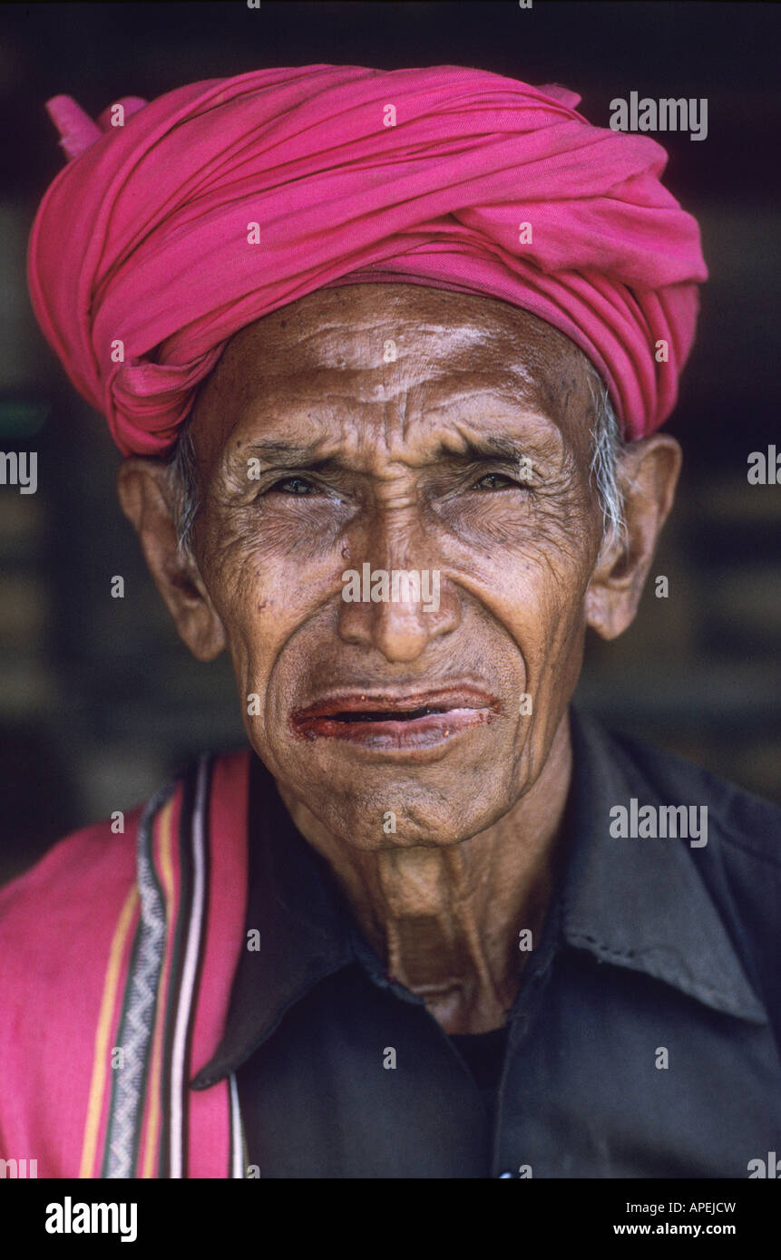 Porträt des Weyewa indigene Alter Mensch gekleidet in einem rosa Turban auf Insel Sumba, Indonesien Stockfoto