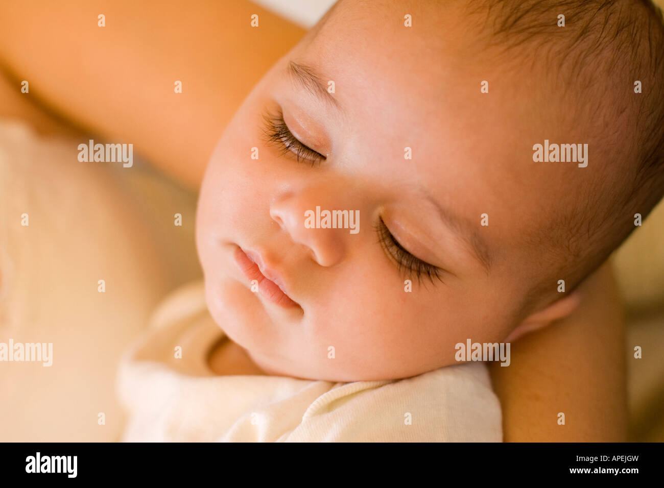 Liegen und schlafen schlafen Baby Stockfoto