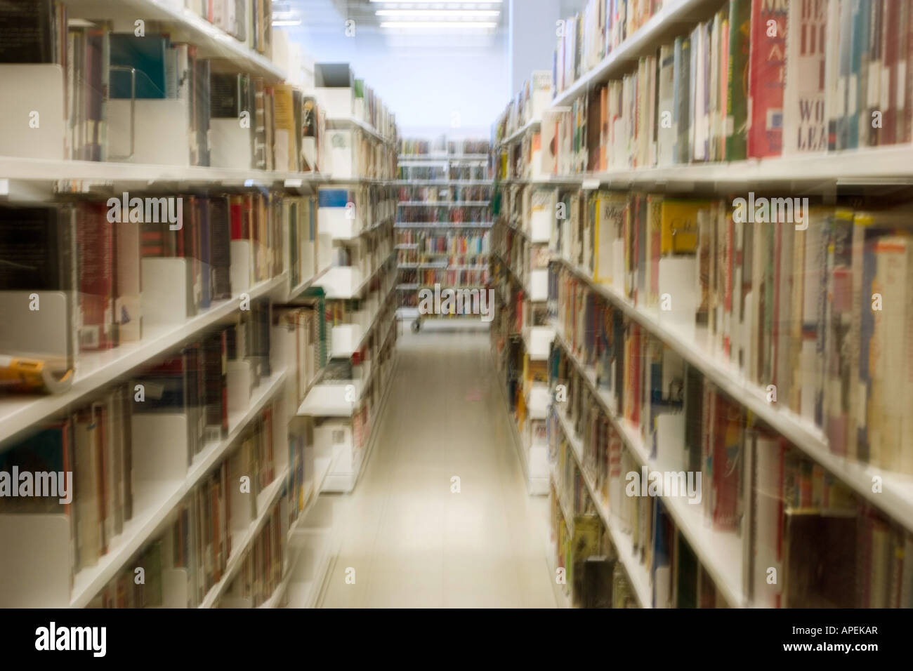 Bücher in den Regalen in einer Bibliothek. Stockfoto